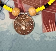 File:Forget-Me-Not (2025) From Queen Ana Del La Sara featuring her bee badge close up - Elisabetta Tommaso di Carduci..jpg