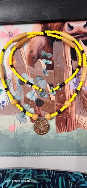 File:Forget-Me-Not (2025) From Queen Ana Del La Sara featuring her bee badge - Elisabetta Tommaso di Carduci.jpg