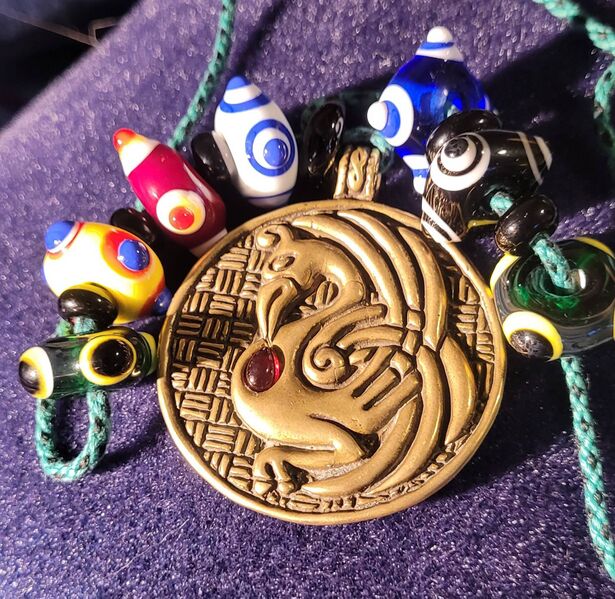 File:Clan Carn Pelican Medallion - Dearbhail ingean ui Dhonnchaidh.jpg