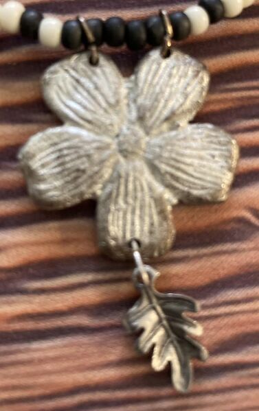 File:Forget-Me-Not (2011) From Queen Dagmaer with an oak leaf descendent (her badge from the border of her arms) Sir Richard 2022.jpg