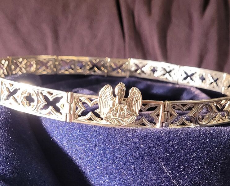 File:Pelican circlet - Dearbhail ingean ui Dhonnchaidh.jpg