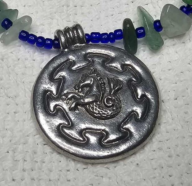 File:Aquaterra Old Green Seahorse medallion.jpg